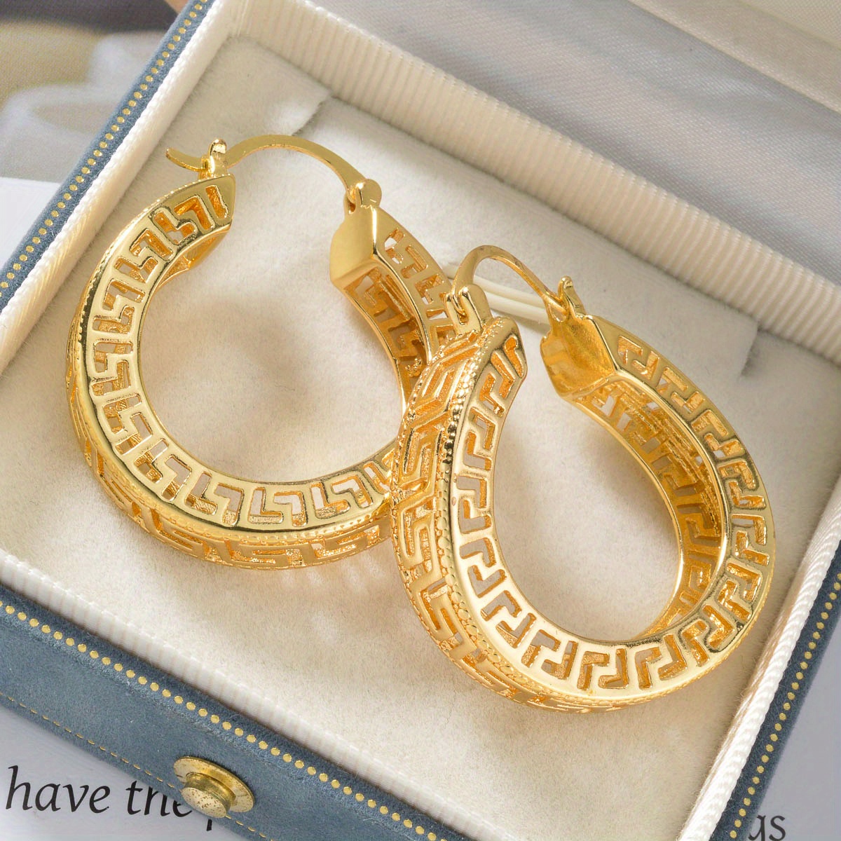Women's 2pcs Vintage Cut-Out Hoop Earrings